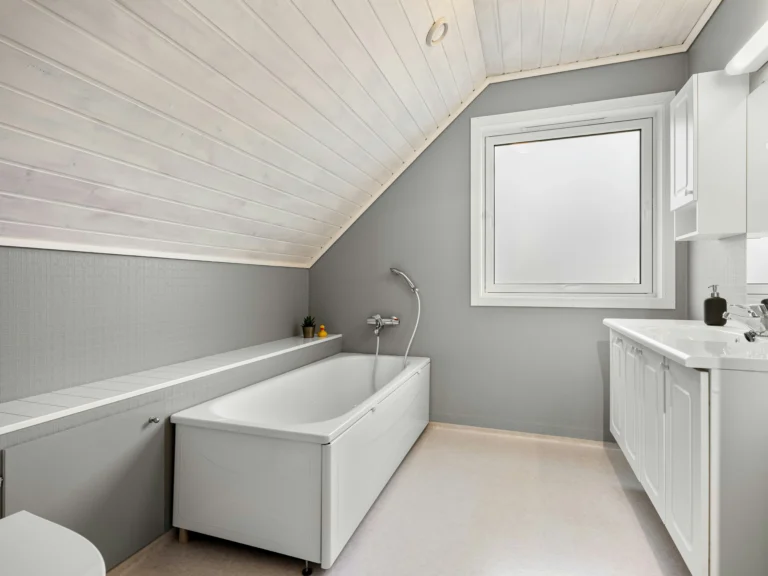 Read more about the article 11 Best Farmhouse Bathroom Decorating Ideas for Modern Homes